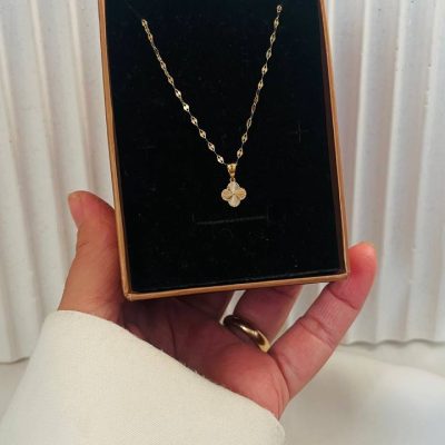 پلاک طلا طرح ون‌کلیف زنانه – طلای ظریف و شیک برای استایل روزمره