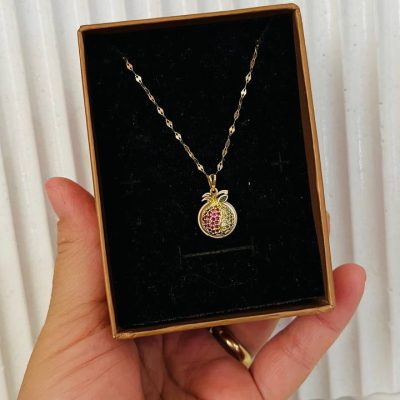 پلاک طلا طرح انار یلدایی – گزینه‌ای جذاب برای هدیه کادویی